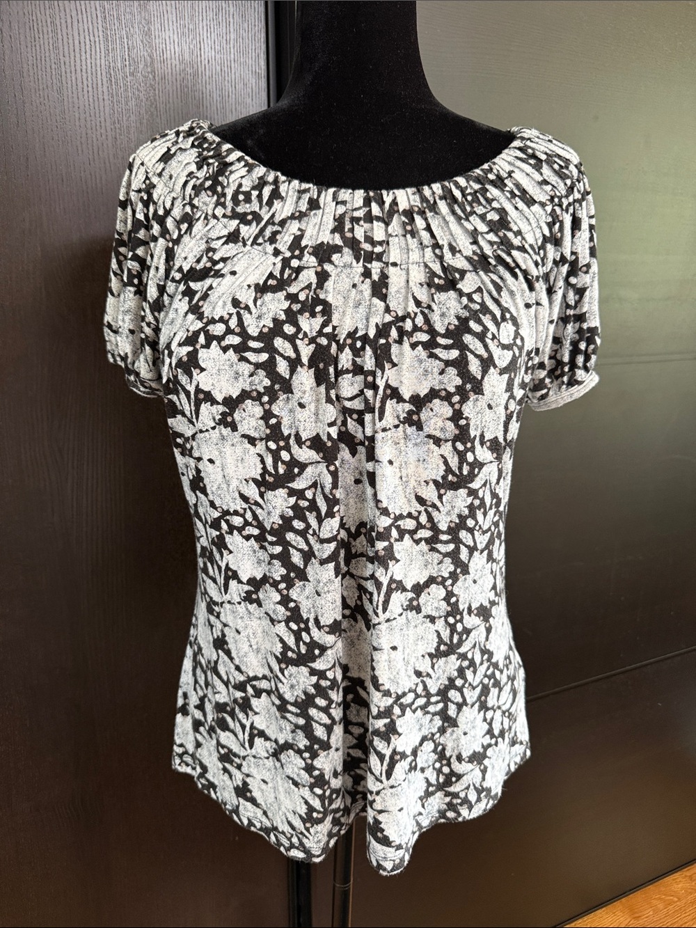 Women's Black & White Floral Print Peasant Blouse Short Sleeve Gathered Neck (L)